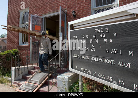 5. April 2006; New Orleans, LA, USA; Luis Moreno, einem honduranischen aus New York City, arbeitet auf eine Crew Entkernung einer Kirche in New Orleans durch den Hurrikan Katrina beschädigt. Eine ein-Zimmer-Wohnung teilt über den Fluss er mit zwei anderen Honduraner auf die Belegschaft. Obligatorische Credit: Foto von Kayte Deioma/ZUMA Press. (©) Copyright 2006 von Kayte Deioma Stockfoto