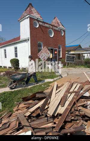 5. April 2006; New Orleans, LA, USA; Luis Moreno, einem honduranischen aus New York City, arbeitet auf eine Crew Entkernung einer Kirche in New Orleans durch den Hurrikan Katrina beschädigt. Eine ein-Zimmer-Wohnung teilt über den Fluss er mit zwei anderen Honduraner auf die Belegschaft. Obligatorische Credit: Foto von Kayte Deioma/ZUMA Press. (©) Copyright 2006 von Kayte Deioma Stockfoto