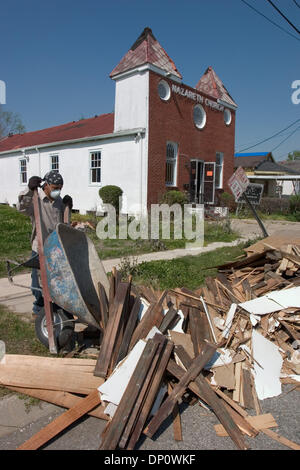 5. April 2006; New Orleans, LA, USA; Luis Moreno, einem honduranischen aus New York City, arbeitet auf eine Crew Entkernung einer Kirche in New Orleans durch den Hurrikan Katrina beschädigt. Eine ein-Zimmer-Wohnung teilt über den Fluss er mit zwei anderen Honduraner auf die Belegschaft. Obligatorische Credit: Foto von Kayte Deioma/ZUMA Press. (©) Copyright 2006 von Kayte Deioma Stockfoto