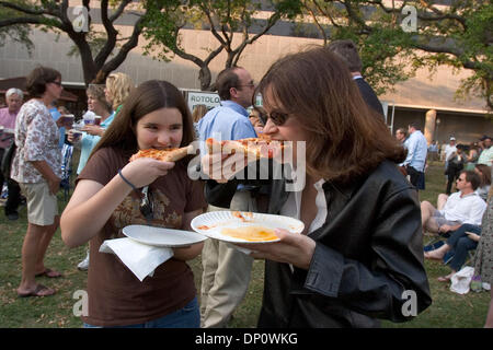 5. April 2006; New Orleans, LA, USA; Amy und Sue Bell reiste von San Francisco auf Amys Spring Break in New Orleans freiwillig. Sie unterstützen zudem die Wirtschaft durch Aufenthalt in einem Hotel und Essen gehen. Sie hielten durch "Mittwochs auf dem Platz" am Lafayette Square für Pizza und Jazz, New Orleans Frühjahr Tradition. Obligatorische Credit: Foto von Kayte Deioma/ZUMA Press. (©) Copyri Stockfoto