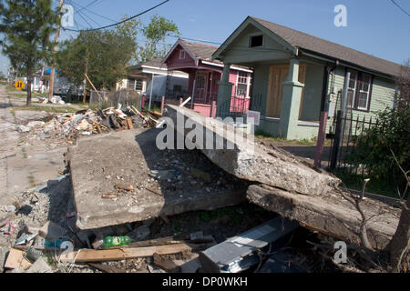 5. April 2006; New Orleans, LA, USA; Trümmer beherbergt ausgenommen im Bereich Carrollton von New Orleans, Orleans Parish, Louisiana.  Obligatorische Credit: Foto von Kayte Deioma/ZUMA Press. (©) Copyright 2006 von Kayte Deioma Stockfoto