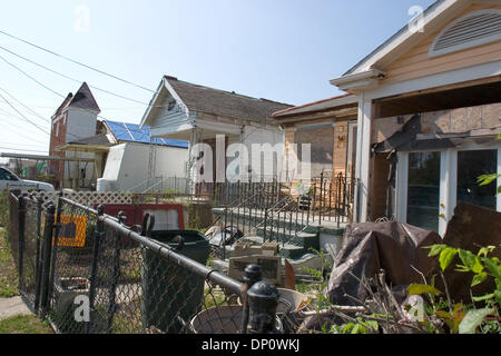 5. April 2006; New Orleans, LA, USA; Beschädigten Häusern im Bereich Carrollton von New Orleans nach dem Hurrikan Katrina. Obligatorische Credit: Foto von Kayte Deioma/ZUMA Press. (©) Copyright 2006 von Kayte Deioma Stockfoto