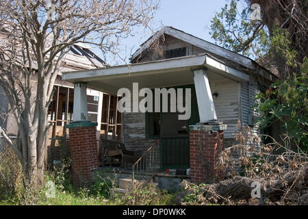 5. April 2006; New Orleans, LA, USA; Beschädigten Häusern im Bereich Carrollton von New Orleans nach dem Hurrikan Katrina, in einem Gebiet, wo Hochwasser auf halber Höhe im ersten Stock erreicht. Obligatorische Credit: Foto von Kayte Deioma/ZUMA Press. (©) Copyright 2006 von Kayte Deioma Stockfoto