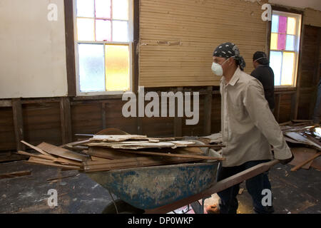 5. April 2006; New Orleans, LA, USA; Luis Moreno, einem honduranischen aus New York City, arbeitet auf eine Crew Entkernung einer Kirche in New Orleans durch den Hurrikan Katrina beschädigt. Eine ein-Zimmer-Wohnung teilt über den Fluss er mit zwei anderen Honduraner auf die Belegschaft. Obligatorische Credit: Foto von Kayte Deioma/ZUMA Press. (©) Copyright 2006 von Kayte Deioma Stockfoto