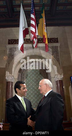 5. April 2006; Los Angeles, Kalifornien, USA;  Ehemaliger sowjetischer Führer MIKHAIL GORBACHEV erscheint neben LA Bürgermeister ANTONIO VILLARAIGOSA im Rathaus. Gorbatschow und Villaraigosa führten Gespräche, den Mangel an sauberem Trinkwasser auf der ganzen Welt anzusprechen. Gorbatschow kommt bei Bezirksfusion erhalten eine ehrenamtliche Schriftrolle des Bürgermeisters und der Stadtrat für seine Umweltarbeit als Leiter der grün Stockfoto