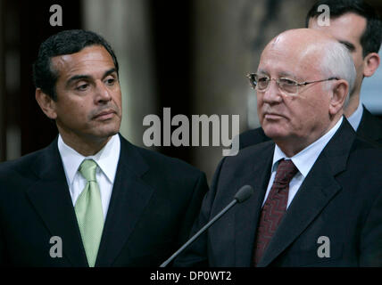 5. April 2006; Los Angeles, Kalifornien, USA;  Ehemaliger sowjetischer Führer MIKHAIL GORBACHEV erscheint neben LA Bürgermeister ANTONIO VILLARAIGOSA im Rathaus. Gorbatschow und Villaraigosa führten Gespräche, den Mangel an sauberem Trinkwasser auf der ganzen Welt anzusprechen. Gorbatschow kommt bei Bezirksfusion erhalten eine ehrenamtliche Schriftrolle des Bürgermeisters und der Stadtrat für seine Umweltarbeit als Leiter der grün Stockfoto