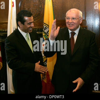 5. April 2006; Los Angeles, Kalifornien, USA;  Ehemaliger sowjetischer Führer MIKHAIL GORBACHEV erscheint neben LA Bürgermeister ANTONIO VILLARAIGOSA im Rathaus. Gorbatschow und Villaraigosa führten Gespräche, den Mangel an sauberem Trinkwasser auf der ganzen Welt anzusprechen. Gorbatschow kommt bei Bezirksfusion erhalten eine ehrenamtliche Schriftrolle des Bürgermeisters und der Stadtrat für seine Umweltarbeit als Leiter der grün Stockfoto