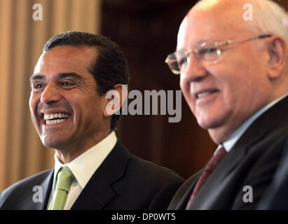 5. April 2006; Los Angeles, Kalifornien, USA;  Ehemaliger sowjetischer Führer MIKHAIL GORBACHEV erscheint neben LA Bürgermeister ANTONIO VILLARAIGOSA im Rathaus. Gorbatschow und Villaraigosa führten Gespräche, den Mangel an sauberem Trinkwasser auf der ganzen Welt anzusprechen. Gorbatschow kommt bei Bezirksfusion erhalten eine ehrenamtliche Schriftrolle des Bürgermeisters und der Stadtrat für seine Umweltarbeit als Leiter der grün Stockfoto