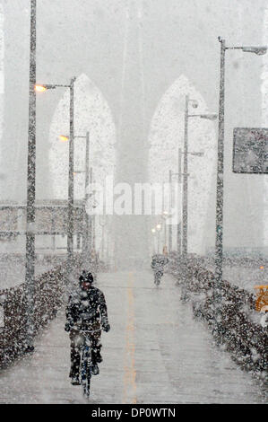 5. April 2006; Manhattan, New York, USA; Ein Radfahrer macht ihren Weg auf die Brooklyn Bridge Weg wie Frühling Schnee Hits New York City.  Obligatorische Credit: Foto von Bryan Smith/ZUMA Press. (©) Copyright 2006 von Bryan Smith Stockfoto