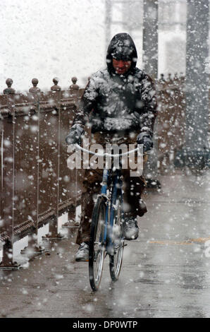 5. April 2006; Manhattan, New York, USA; Ein Radfahrer macht ihren Weg auf die Brooklyn Bridge Weg wie Frühling Schnee Hits New York City.  Obligatorische Credit: Foto von Bryan Smith/ZUMA Press. (©) Copyright 2006 von Bryan Smith Stockfoto