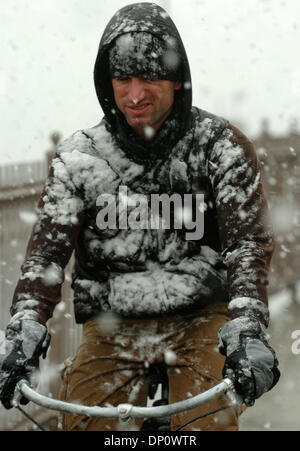 5. April 2006; Manhattan, New York, USA; Ein Radfahrer macht ihren Weg auf die Brooklyn Bridge Weg wie Frühling Schnee Hits New York City.  Obligatorische Credit: Foto von Bryan Smith/ZUMA Press. (©) Copyright 2006 von Bryan Smith Stockfoto