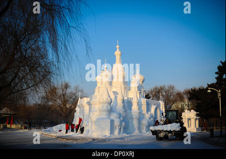 Changchun, China Jilin Provinz. 6. Januar 2014. Arbeiter schaffen eine Schneeskulptur am Nanhu Park in Changchun, Hauptstadt des nordöstlichen Chinas Provinz Jilin, 6. Januar 2013. Bildnachweis: Xu Chang/Xinhua/Alamy Live-Nachrichten Stockfoto