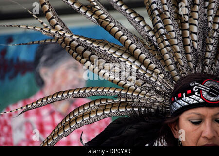 9. April 2006; Oxnard, Kalifornien, USA; Virginia Reyes Tänze mit der aztekischen Gruppe, Nauhi Ollin, vor einem Gemälde von Cesar Chavez während einer Kundgebung United Farm Workers und marschieren in Oxnard, Kalifornien auf Sonntag, 9. April 2006. Obligatorische Credit: Foto von Lisa Krantz/San Antonio Express-News/ZUMA Press. (©) Copyright 2006 von San Antonio Express-News Stockfoto