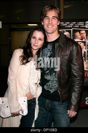 10. April 2006; Hollywood, Kalifornien, USA; Schauspieler JAMES VAN DER BEEK & Frau HEATHER McCOMB auf der "Standing Still" Los Angeles Premiere statt im Arclight Theatre. Obligatorische Credit: Foto von Lisa O'Connor/ZUMA Press. (©) Copyright 2006 von Lisa O'Connor Stockfoto