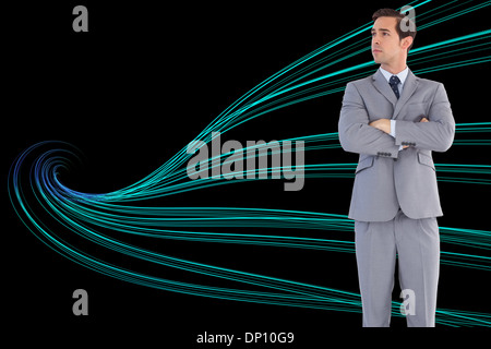 Zusammengesetztes Bild des ernsthaften Geschäftsmann mit verschränkten Armen Stockfoto