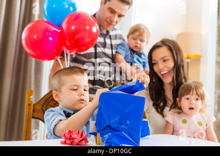 Familie Geburtstag junge Eröffnung-Geschenk-Box betrachten Stockfoto