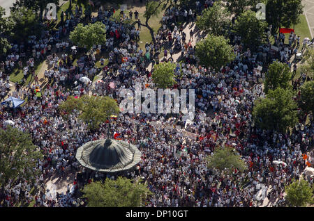 10. April 2006; San Antonio, TX, USA; Tausende versammeln sich am Milam Park in der Innenstadt von San Antonio vor marschieren Hemisfair Park an einem Nachmittag wo waren viele Märsche für Rechte der Zuwanderer um das Land geplant. Obligatorische Credit: Foto von B Calzada/San Antonio Express-News/ZUMA Press. (©) Copyright 2006 von San Antonio Express-News Stockfoto