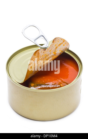 Geöffneten Dose mit Makrele und Tomaten Sauce im Inneren. Isoliert auf weiss. Stockfoto