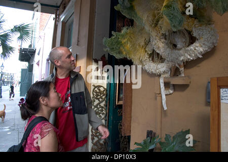 11. April 2006; New Orleans, LA, USA; Shopping im French Quarter - Makoto Ogura und Fred Schenk, beide Gymnasiallehrer in Evanston, Illinois, verwendet ihre Frühlingsferien zu Darm-Häusern in New Orleans für Eichel, Association of Community Organizations für Reform jetzt. Entschied sich das Paar zur Unterstützung der Wirtschaft durch Aufenthalt in einem Hotel und den Kauf ihrer Speisen aus Restaurants und caf Stockfoto