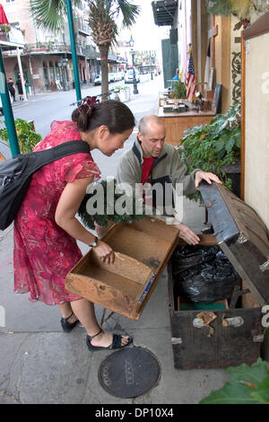 11. April 2006; New Orleans, LA, USA; Shopping im French Quarter - Makoto Ogura und Fred Schenk, beide Gymnasiallehrer in Evanston, Illinois, verwendet ihre Frühlingsferien zu Darm-Häusern in New Orleans für Eichel, Association of Community Organizations für Reform jetzt. Entschied sich das Paar zur Unterstützung der Wirtschaft durch Aufenthalt in einem Hotel und den Kauf ihrer Speisen aus Restaurants und caf Stockfoto