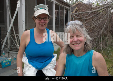 11. April 2006; New Orleans, LA, USA; Catherine Smith aus New Haven, CT und Sheila Cooley, ein Anwalt aus Providence, Rhode Island, waren für eine Collegetreffen Hamshire College und Freunde Hochzeitstag in New Iberia, Louisiana. Sie kam für den Tag ausnehmen Häuser für Eichel, die Association of Community Organizations für Reform nun ehrenamtlich. Sie arbeiteten Stockfoto