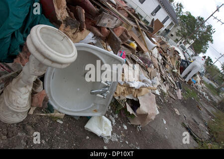 11. April 2006; New Orleans, LA, USA; Ein Haufen Schutt entfernt aus einem Haus von ACORN Freiwilligen entkernt. Eichel Freiwilligen haben über 1000 Häuser für einkommensschwache Hausbesitzer in größere New Orleans als Teil ihrer Katrina Disaster Relief Programm ausgenommen. Obligatorische Credit: Foto von Kayte Deioma/ZUMA Press. (©) Copyright 2006 von Kayte Deioma Stockfoto