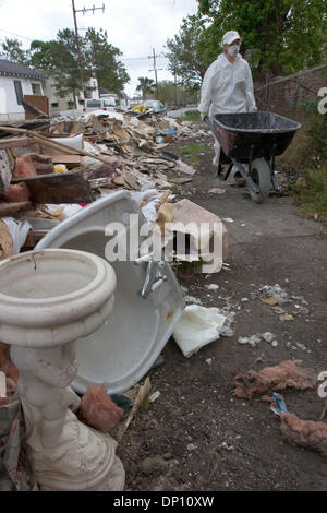 11. April 2006; New Orleans, LA, USA; Ein Haufen Schutt entfernt aus einem Haus von ACORN Freiwilligen entkernt. Eichel Freiwilligen haben über 1000 Häuser für einkommensschwache Hausbesitzer in größere New Orleans als Teil ihrer Katrina Disaster Relief Programm ausgenommen. Obligatorische Credit: Foto von Kayte Deioma/ZUMA Press. (©) Copyright 2006 von Kayte Deioma Stockfoto