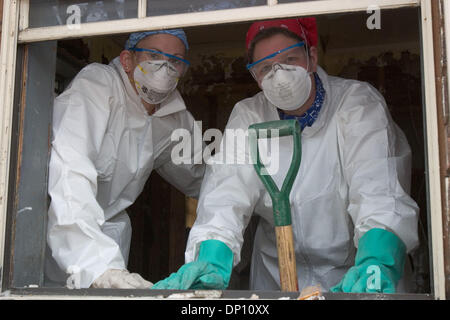 11. April 2006; New Orleans, LA, USA; Kate Picinich, spezielle Ed Lehrer und 6. Klassenlehrer, Anita Pawlewicz kam nach New Orleans mit 24 Lehrer, Mitarbeiter und Freunde von fünf Schulbezirke in Syracuse, New York Schule. Die ganze Gruppe fiel für die Woche ausnehmen Häuser für Eichel, die Association of Community Organizations für Reform nun ehrenamtlich. Sie arbeiteten o Stockfoto