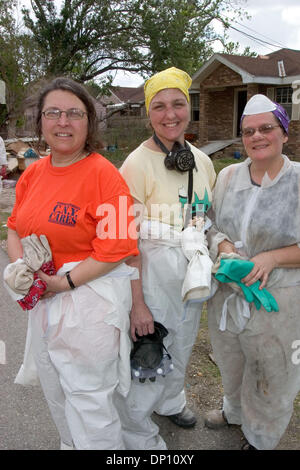 11. April 2006; New Orleans, LA, USA; Mathelehrer Diane Hawley, Schule Physiotherapeut, Denise Blasi und besondere Ed Lehrerin Wendy Barcaro kam nach New Orleans mit 24 Lehrer, Mitarbeiter und Freunde von fünf Schulbezirke in Syracuse, New York. Die ganze Gruppe fiel für die Woche ausnehmen Häuser für Eichel, die Association of Community Organizations für ehrenamtlich Re Stockfoto