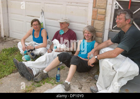 11. April 2006; New Orleans, LA, USA; Sheila Cooley, Rechtsanwalt und Mark Fagan, ein Arzt aus Providence, Rhode Island, und Catherine Smith und ihr Ehemann Pete Maxson aus New Haven, CT, waren alle in New Iberia, Louisiana für eine Collegetreffen und Freunde Hochzeitstag zu feiern. Sie kam für den Tag ausnehmen Häuser für Eichel, die Vereinigung der Gemeinschaft Orga ehrenamtlich Stockfoto