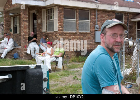 11. April 2006; New Orleans, LA, USA; Tom Kizzia von Homer, Alaska, ein Reporter für die Anchorage Daily News, war eine Collegetreffen Hamshire College und Freunde Hochzeitstag in New Iberia, Louisiana. Die ganze Gruppe kam für den Tag ausnehmen Häuser für Eichel, die Association of Community Organizations für Reform nun ehrenamtlich. Sie arbeiteten an der Eichel 999t Stockfoto