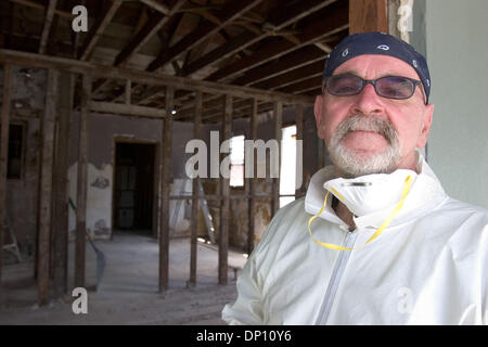 11. April 2006; New Orleans, LA, USA; Jim Resti, Englischlehrerin, kam nach New Orleans mit 24 Lehrer, Mitarbeiter und Freunde von Schulbezirken in Syracuse, New York. Die ganze Gruppe fiel für die Woche ausnehmen Häuser für Eichel, die Association of Community Organizations für Reform nun ehrenamtlich. Sie arbeiteten auf der Eichel 999. Haus in größere New Orleans auf A Stockfoto