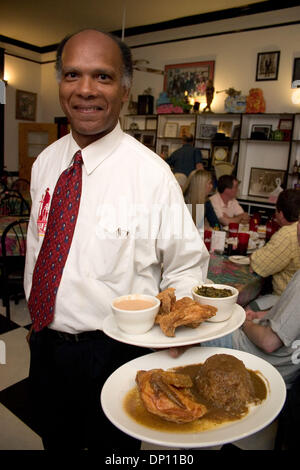 11. April 2006; New Orleans, LA, USA; Die Praline Verbindung südlichen Creole Soulfood Restaurant in New Orleans. Im Bild: Native New Orleanian HAROLD TOUSSAINT liefert preisgekrönten gebraten und gebratenes Huhn.  Obligatorische Credit: Foto von Kayte Deioma/ZUMA Press. (©) Copyright 2006 von Kayte Deioma Stockfoto