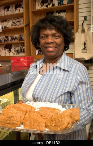 11. April 2006; New Orleans, LA, USA; Die Praline Verbindung südlichen Creole Soulfood Restaurant in New Orleans. Im Bild: GLORIA MOORE, Miteigentümer mit ihrem Ehemann.  Obligatorische Credit: Foto von Kayte Deioma/ZUMA Press. (©) Copyright 2006 von Kayte Deioma Stockfoto
