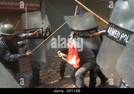 11. April 2006; Kathmandu, NEPAL; Nepali Leute in Demokratie-Bewegung: ein politischer Aktivist war Brutuely biten durch bewaffnete Sicherheitskräfte Forece während sie Ausgangssperre Reihenfolge der Regierung in der Hauptstadt trotzen Kathmandu. Nepali Leute sind eine Ausgangssperre verhängt Bestellung der Regierung zur Wiederherstellung der Demokratie in Nepal missachtet. Sieben politische Partei Bündnisse forderten einen viertägige Generalstreik in Nepal. Aber Stockfoto