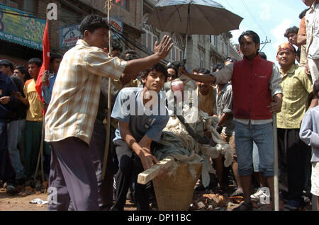 11. April 2006; Kathmandu, NEPAL; Nepali Leute in Demokratie-Bewegung: Demonstranten tragen eine Marionette des Königs, sie zu verbrennen. Nepali Leute sind eine Ausgangssperre verhängt Bestellung der Regierung zur Wiederherstellung der Demokratie in Nepal missachtet. Sieben politische Partei Bündnisse forderten einen viertägige Generalstreik in Nepal. Aber am fünften Tag Menschen waren aktiv trotzt der Ausgangssperre in Nepal. Während th Stockfoto