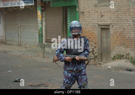 11. April 2006; Kathmandu, NEPAL; Nepali Leute in Demokratie-Bewegung: Sicherheit Person gezielt lokale Demonstrator für Feuer-Kugel in der Hauptstadt Kathmandu. Nepali Leute sind eine Ausgangssperre verhängt Bestellung der Regierung zur Wiederherstellung der Demokratie in Nepal missachtet. Sieben politische Partei Bündnisse forderten einen viertägige Generalstreik in Nepal. Aber die Leute waren am fünften Tag auch aktiv defyi Stockfoto