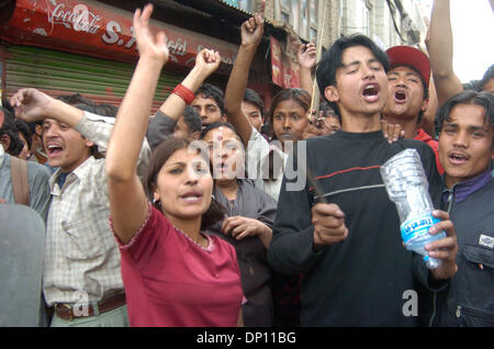11. April 2006; Kathmandu, NEPAL; Nepali Leute in Demokratie-Bewegung: Nepali Leute sind Missachtung eine verhängten Ausgangssperre Bestellung der Regierung zur Wiederherstellung der Demokratie in Nepal. Sieben politische Partei Bündnisse forderten einen viertägige Generalstreik in Nepal. Aber am fünften Tag auch Menschen wurden aktiv trotzt der Ausgangssperre in Nepal. Während dieses Vorfalls hundert demokratische Demonstranten wurden Stockfoto