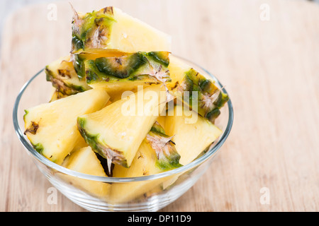 Eine Schüssel mit Ananasscheiben (close-up erschossen) Stockfoto