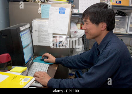 12. April 2006; New Orleans, LA, USA; Paul Gee von Berkley kam mit seiner Frau und Tochter, sich freiwillig in der Gemeinsamkeit Relief Klinik von freiwilligen medizinischen und alternativen Medizin-Profis in der Nähe von Algier von New Orleans besetzt. Unstreitig erzieht Einwohner und bietet ihnen Anlagen zur Reduzierung der Giftstoffe in den Boden. Common Ground Relief ist ein Basis-orga Stockfoto