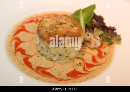 12. April 2006; New Orleans, LA, USA; New Orleans Grill im Windsor Court Hotel in New Orleans. Im Bild: Louisiana Crab Cake.  Obligatorische Credit: Foto von Kayte Deioma/ZUMA Press. (©) Copyright 2006 von Kayte Deioma Stockfoto