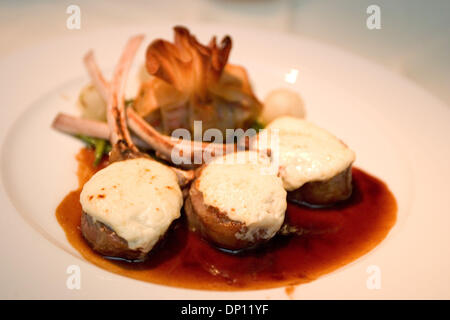 12. April 2006; New Orleans, LA, USA; New Orleans Grill im Windsor Court Hotel in New Orleans. Im Bild: Gebratene Lammkoteletts mit Ziegenkäse, Beutel mit Ratatouille und Kartoffeln Olivette in Tamarindensauce. Obligatorische Credit: Foto von Kayte Deioma/ZUMA Press. (©) Copyright 2006 von Kayte Deioma Stockfoto