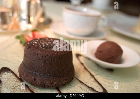 12. April 2006; New Orleans, LA, USA; New Orleans Grill im Windsor Court Hotel in New Orleans. Im Bild: Schokolade Fondant mit Schokoladen-Sorbet. Obligatorische Credit: Foto von Kayte Deioma/ZUMA Press. (©) Copyright 2006 von Kayte Deioma Stockfoto