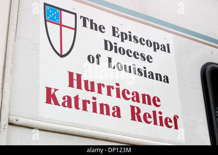 12. April 2006; New Orleans, LA, USA; Melden Sie auf einem mobilen Katastrophenhilfe RV auf einem Parkplatz in St. Bernard Parish, La. Bischöflichen Relief and Development (ERD) lieferte Lebensmittel Wasser, Medizin, Obdach und Relocation Dienstleistungen, Vertriebene, die durch den Hurrikan Katrina. ERD hat eine langfristige Konjunkturprogramm einschließlich des Baus von 150 Wohnungen im zentralen Stadtteil von neuen Orle entwickelt. Stockfoto