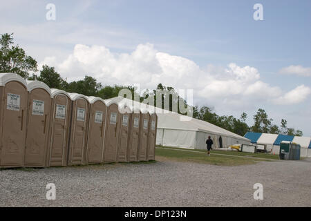 12. April 2006; New Orleans, LA, USA; Die FEMA-Basislager Camp Algier in New Orleans, die voraussichtlich Anfang April in der Nähe war, wurde offen Haus Freiwilligen aus lokale Hilfsorganisationen bis 1. Juni 2006 gehalten. Obligatorische Credit: Foto von Kayte Deioma/ZUMA Press. (©) Copyright 2006 von Kayte Deioma Stockfoto