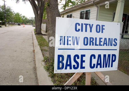 12. April 2006; New Orleans, LA, USA; Die FEMA-Basislager Camp Algier in New Orleans, die voraussichtlich Anfang April in der Nähe war, wurde offen Haus Freiwilligen aus lokale Hilfsorganisationen bis 1. Juni 2006 gehalten. Obligatorische Credit: Foto von Kayte Deioma/ZUMA Press. (©) Copyright 2006 von Kayte Deioma Stockfoto