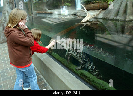 13. April 2006; Fort Fisher, NC, USA; Cierra und Cameron Campbell versuchen, die Aufmerksamkeit von einem Krokodil an der North Carolina Aquarium an Fort Fisher liegt direkt an der Kure Beach in New Hanover County, North Carolina. Die Aquarien waren gegründet 1976, ein Bewusstsein, Verständnis, Wertschätzung und Erhaltung der verbundenen vielfältigen natürlichen und kulturellen Ressourcen zu fördern Stockfoto