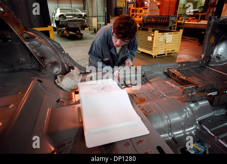 13. April 2006; Detroit, Michigan, USA; (Foto: genaue Datum 29.07.2001) DaimlerChrysler, Herstellung von Assets von Sterling Heights Montagewerk zu verkaufen. Im Bild: Russischen Ingenieur überprüft Daimlerchrysler Automobil Schweißen-Yelena Lisovskaya, trainiert ein russischer Ingenieur nun außerhalb Detroit, Michigan, Markierungen für Schweißnaht Destructs aufgeschlüsselt und auf Stärke geprüft werden, Stockfoto