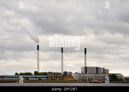 Drei Schornsteine mit Rauch Kopenhagen, Architektur Stockfoto