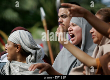 14. April 2006; San Antonio, TX, USA; Dorfbewohner schreien um während San Fernando Kathedrale jährliche Via Crucis in der Innenstadt von San Antonio Jesus zu kreuzigen. Obligatorische Credit: Foto von Mike Kane/ZUMA Press. (©) Copyright 2006 von San Antonio Express-News Stockfoto